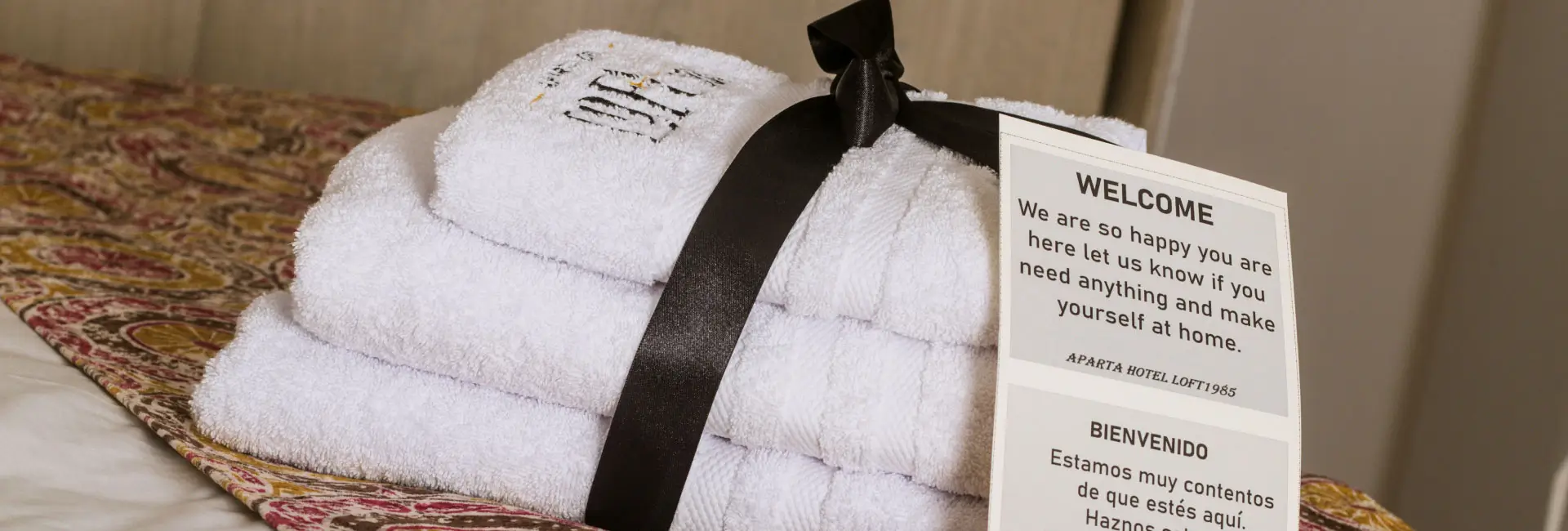 hotel-toallas-sobre-cama