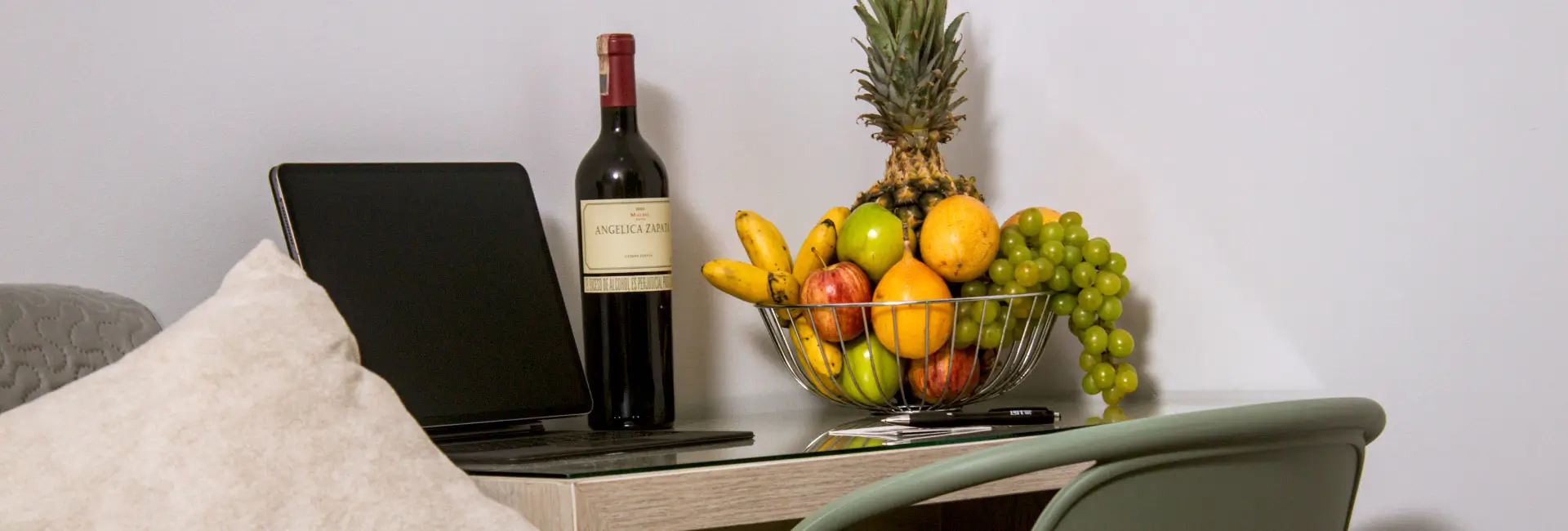 instalaciones-escritorio-laptop-vino-y-frutas